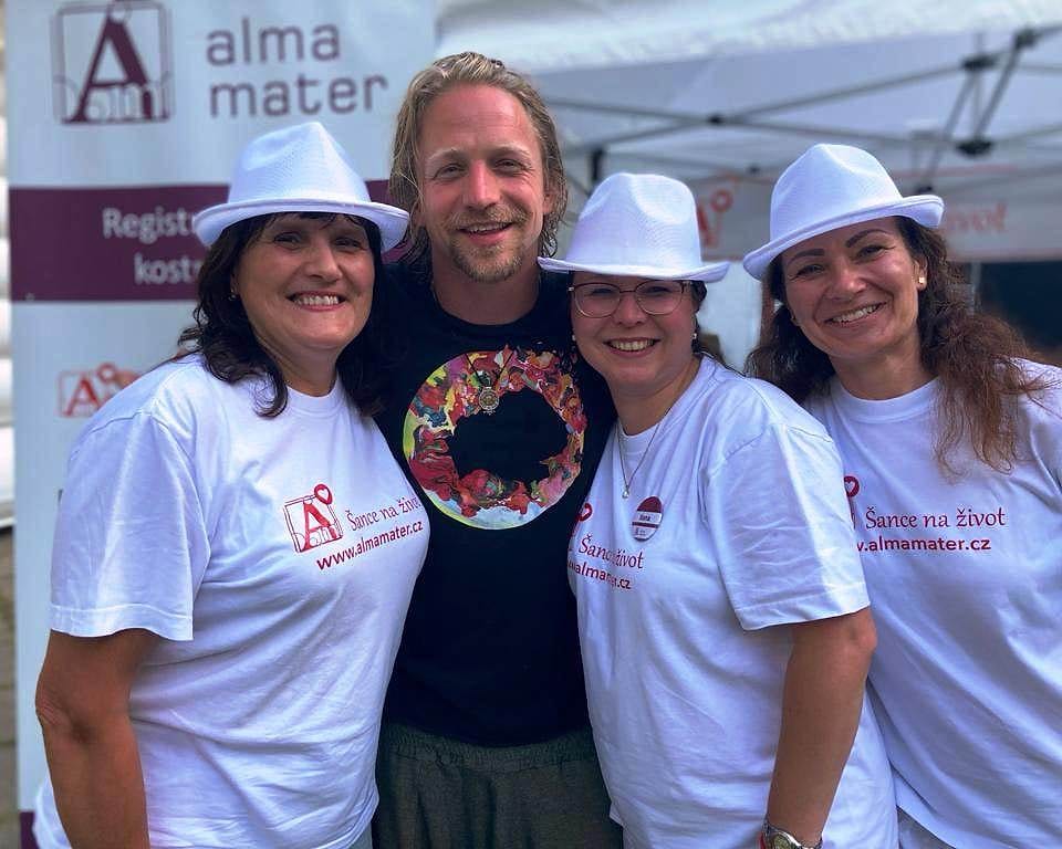 Členky Alma Mater se zpěvákem Tomášem Klusem na náborové akci