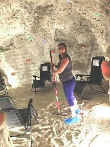 Od 8.6. 2020 se opět otevírá pro veřejnost solná jeskyně v Bohumíně a tak jsme musely předtím jako s – fotografie 2
