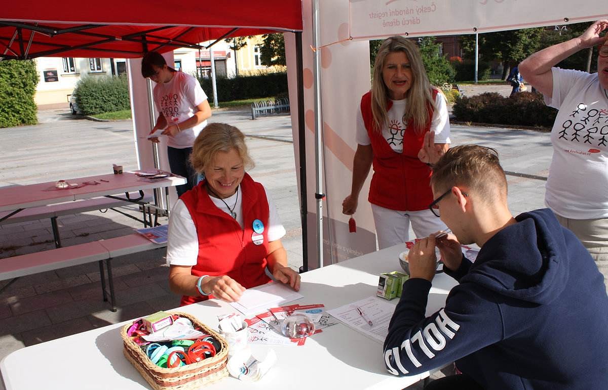 Zápis nového dárce do registru na náborové akci Alma Mater